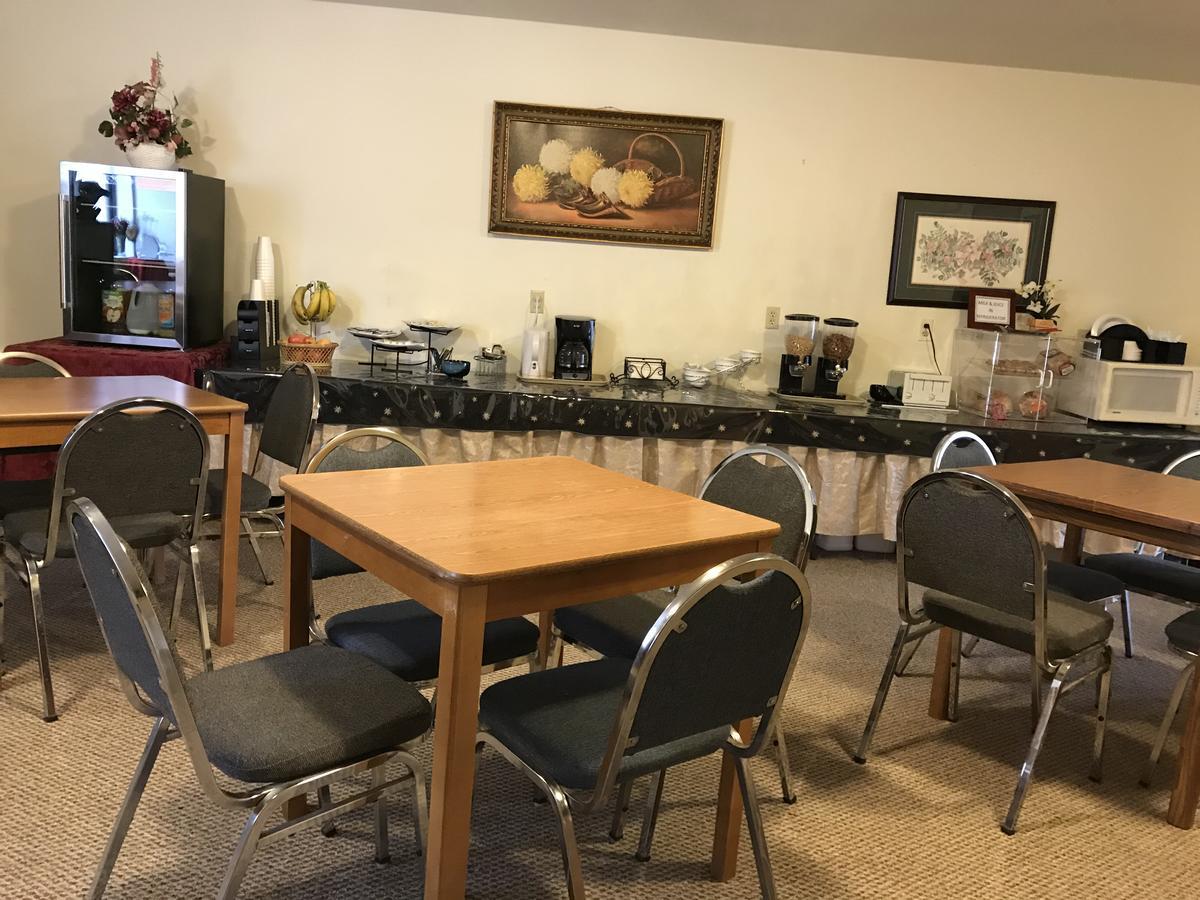 Coronado Motel & Rv Park Lindsborg Экстерьер фото